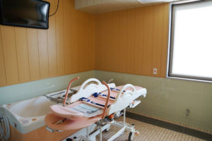 医療用ベッドと介護機器が配置された機能訓練室または医務室